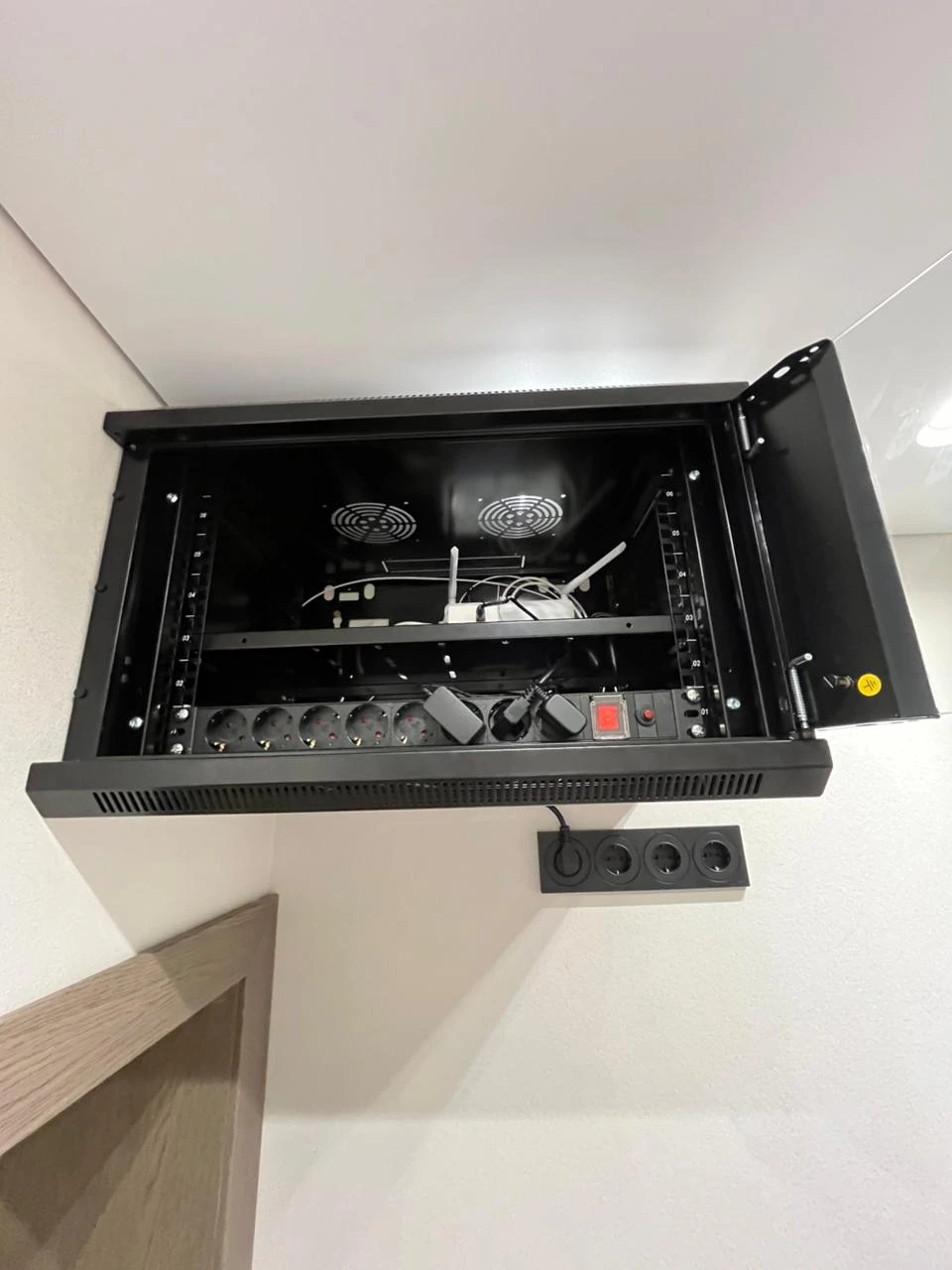 Шкаф навесной телекоммуникационный в квартире